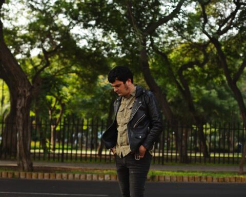 Ballet Mecánico posando en un parque