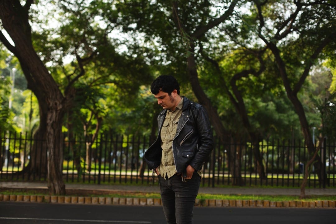 Ballet Mecánico posando en un parque