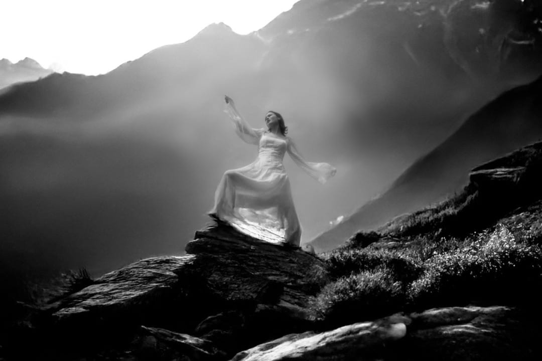 Brisa posando sobre una montaña