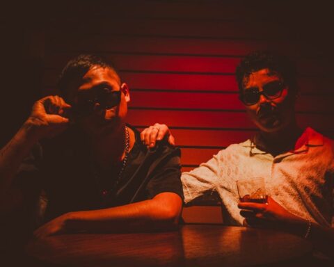 Coco Sáenz y Yardigans en el videoclip de "Unx para el otrx"