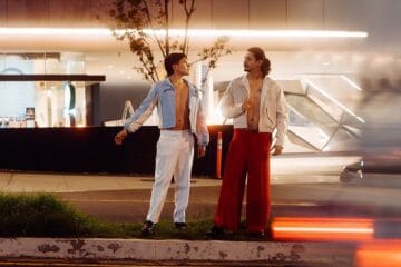 Dawn Avenue en una vía con autos