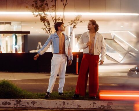 Dawn Avenue en una vía con autos