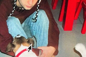 Dogo Rojo sentado en el suelo con su perro