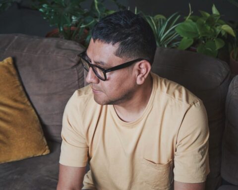 Dreams on Board con un polo amarillo