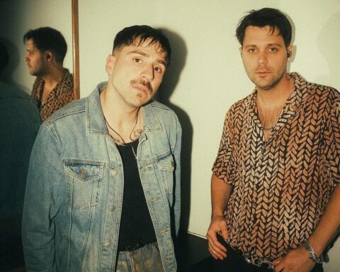 El Zar posando en un backstage