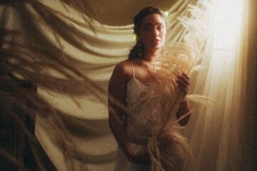 Elisa Tokeshi con un vestido blanco de tul