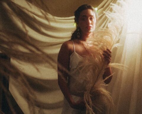 Elisa Tokeshi con un vestido blanco de tul