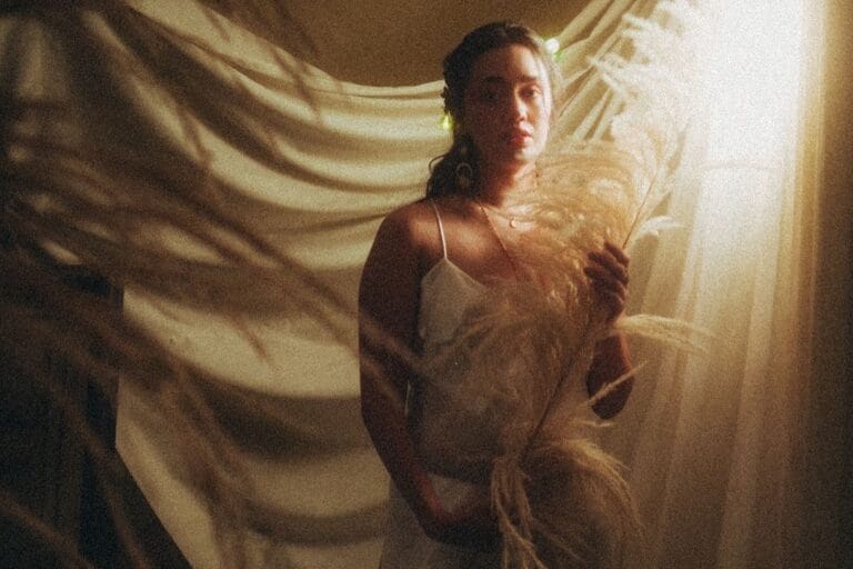 Elisa Tokeshi con un vestido blanco de tul