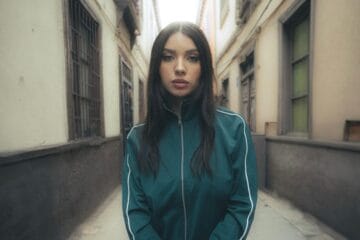 Emiliana en una quinta de Chile