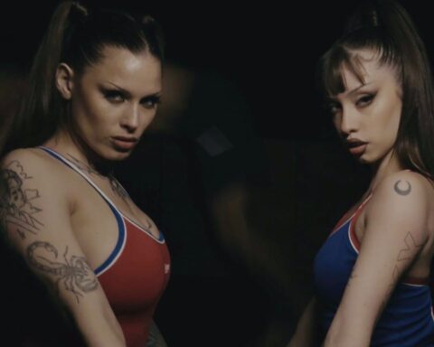 FIAH y SixSex mirando a la cámara en bikini