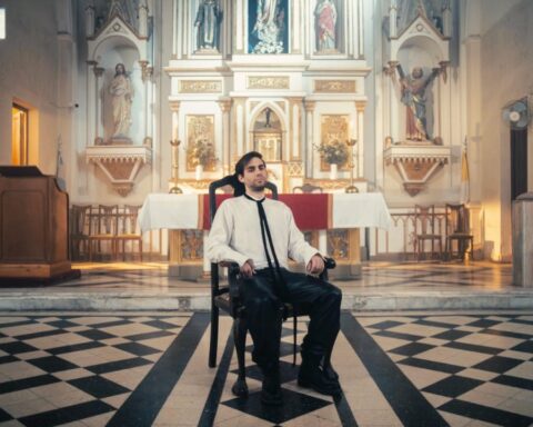 Florian sentado en el altar de una iglesia
