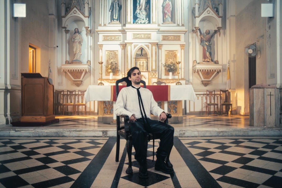 Florian sentado en el altar de una iglesia