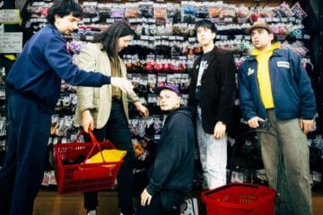 Frucola Frappé posando en un supermercado