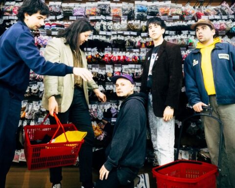 Frucola Frappé posando en un supermercado