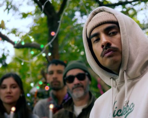 Funkillaz posando en un bosque