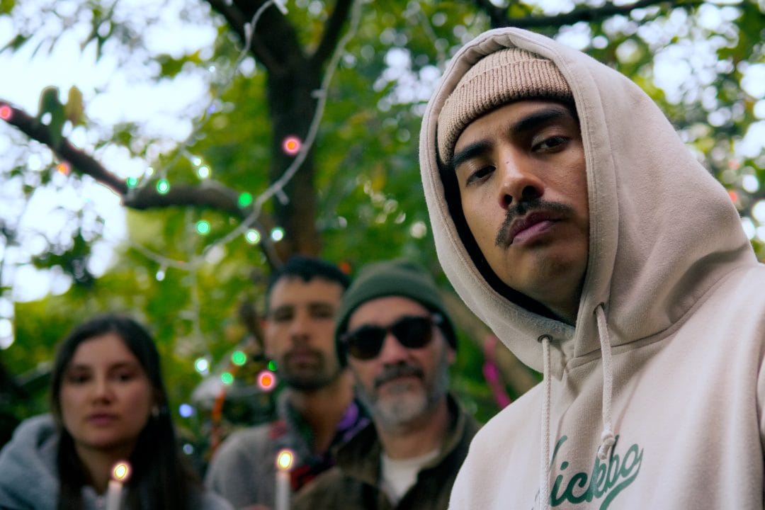 Funkillaz posando en un bosque