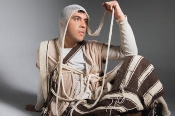 Gepe posando con un ropaje color beige