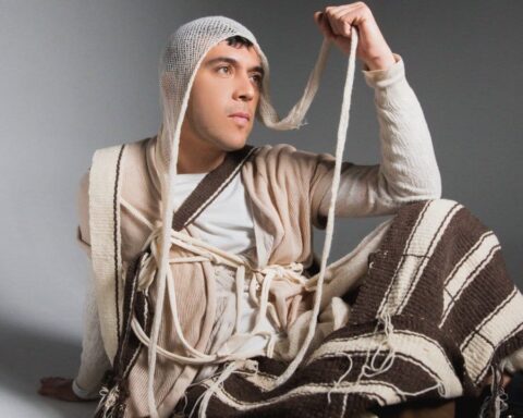 Gepe posando con un ropaje color beige