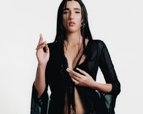 Judeline con un vestido negro