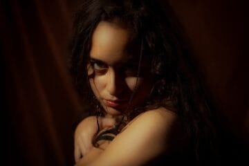 Kelly Aliaga posando con un telón rojo de fondo