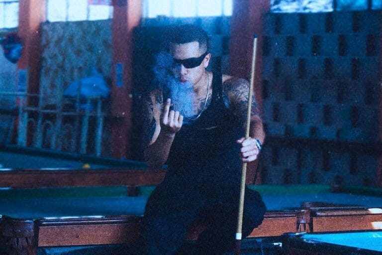 Kpone en la sesión fotográfica de su tema “4 Monedas de Oro”