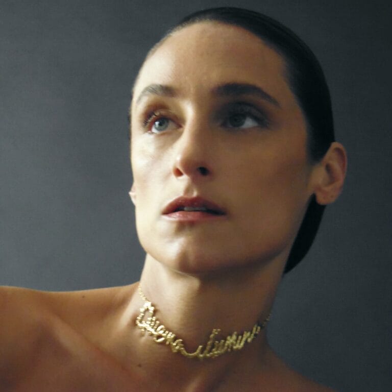 La Zorra Zapata en la portada de su disco Quema o Ilumina