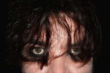 Leo Escoria en la portada de su compilatorio