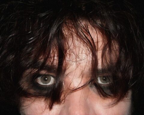 Leo Escoria en la portada de su compilatorio