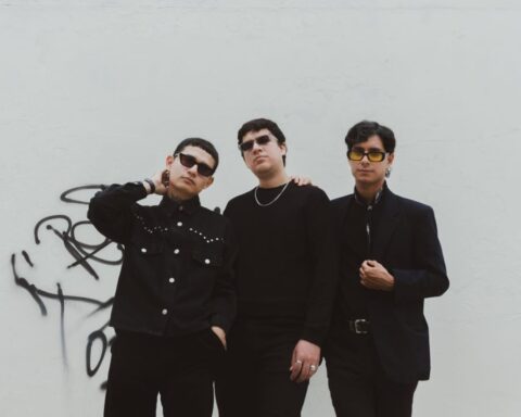 Los Estroboscópicos con trajes negros