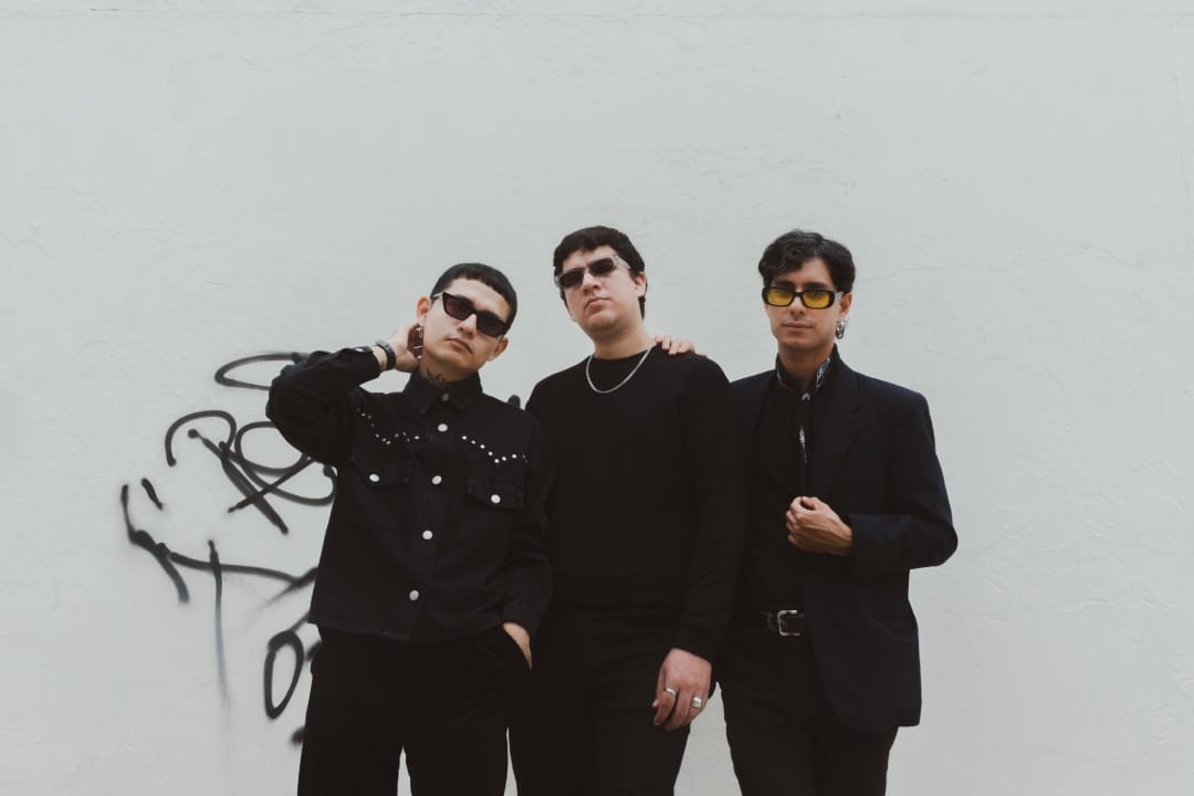 Los Estroboscópicos con trajes negros