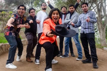 Los Mortero posando en un parque