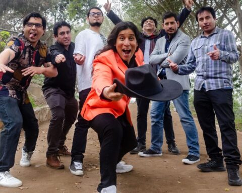 Los Mortero posando en un parque