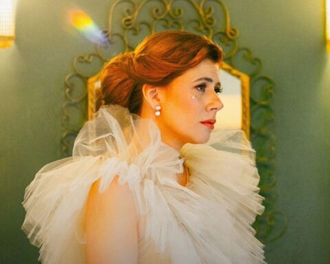 Luciana Tagliapietra en traje de gala color blanco