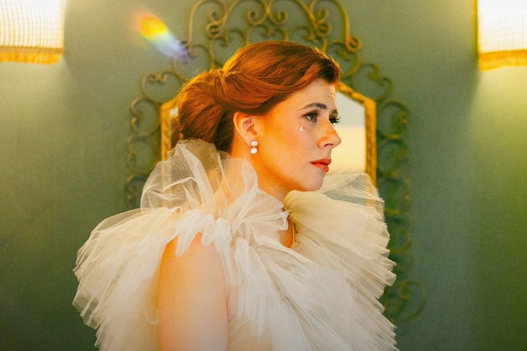 Luciana Tagliapietra en traje de gala color blanco