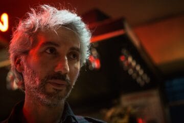 Luis Loz con una luz tenue