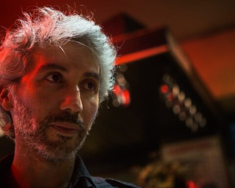 Luis Loz con una luz tenue