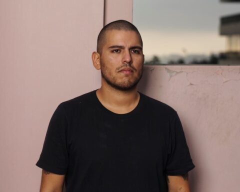 Mauricio Moquillaza posando con una pared detrás