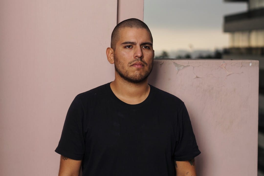 Mauricio Moquillaza posando con una pared detrás