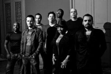 La banda Novalina posando en una fotoa. blanco y nefro