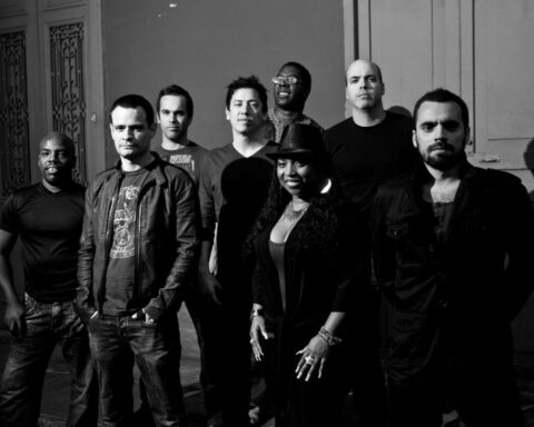 La banda Novalina posando en una fotoa. blanco y nefro