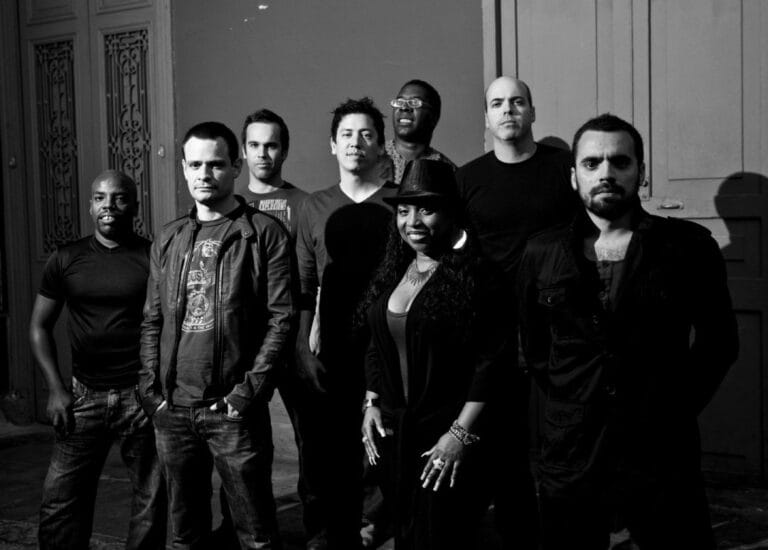 La banda Novalina posando en una fotoa. blanco y nefro