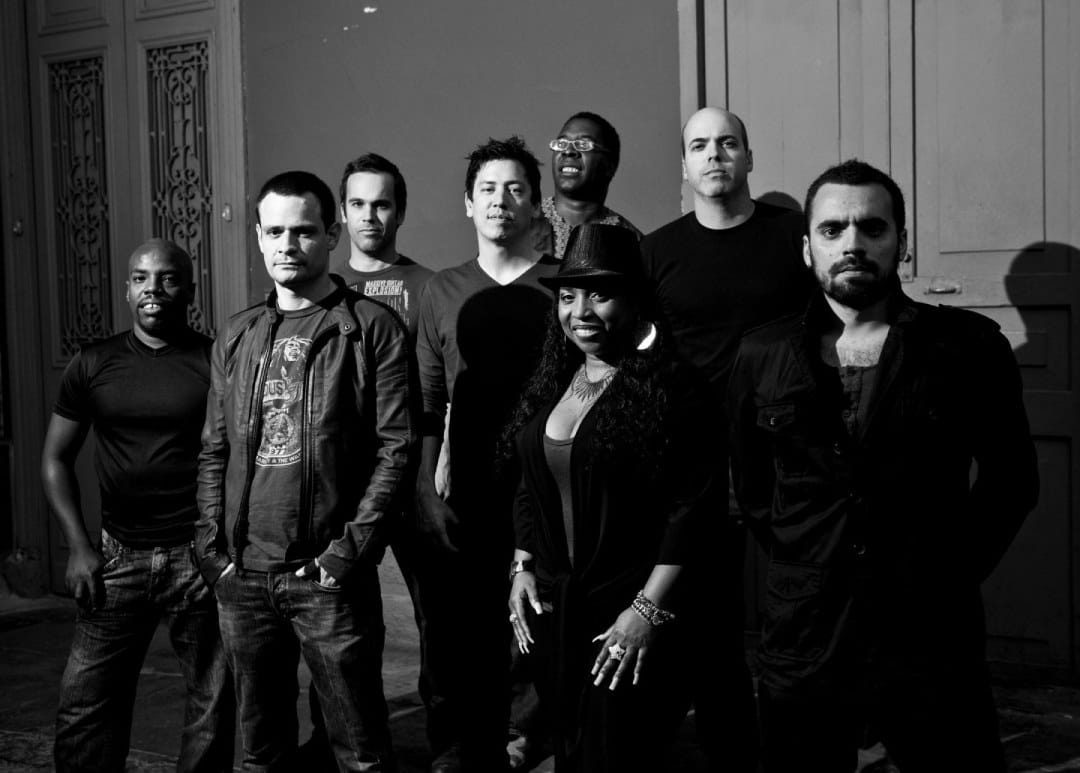 La banda Novalina posando en una fotoa. blanco y nefro