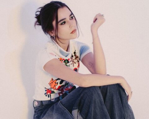 Paloma Morphy sentada con una camiseta blanca