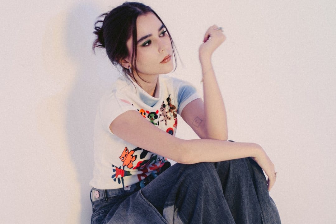 Paloma Morphy sentada con una camiseta blanca