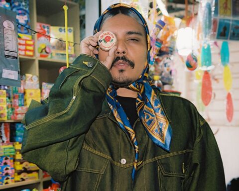 Rosas cubriéndose el ojo derecho