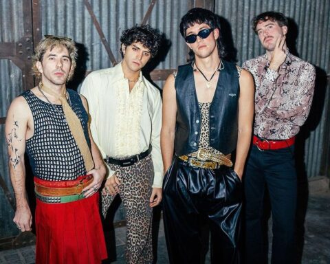 Silvestre y la Naranja posando en un backstage