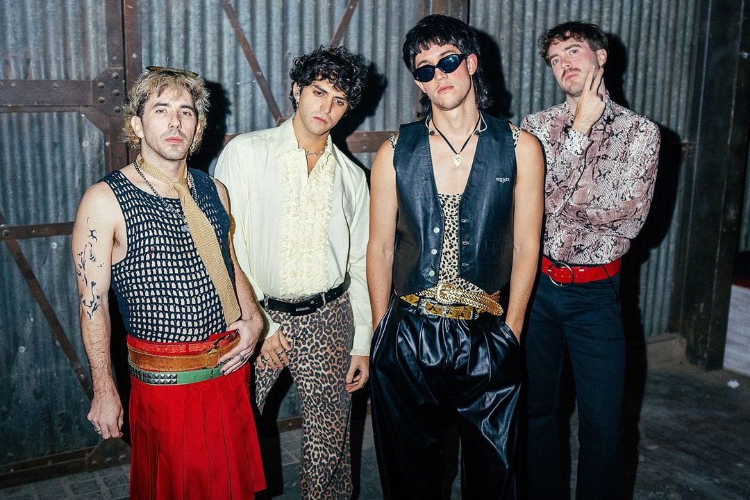 Silvestre y la Naranja posando en un backstage