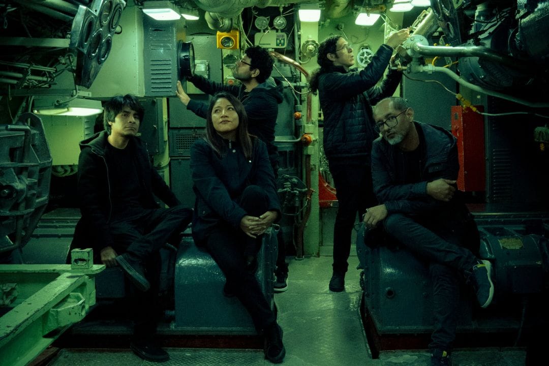 Solenoide posando dentro de un submarino