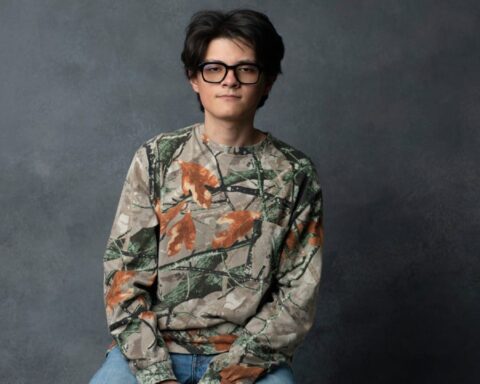 Sous-Sol posando con lentes y fondo gris