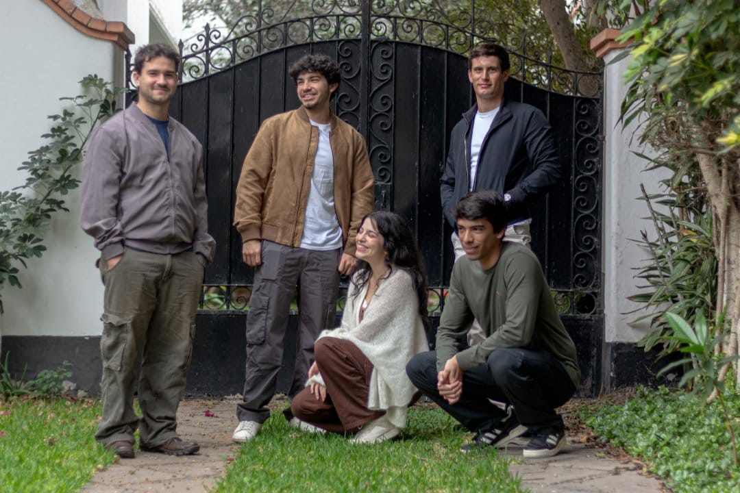 Viajante Malabar posando en un jardín casero